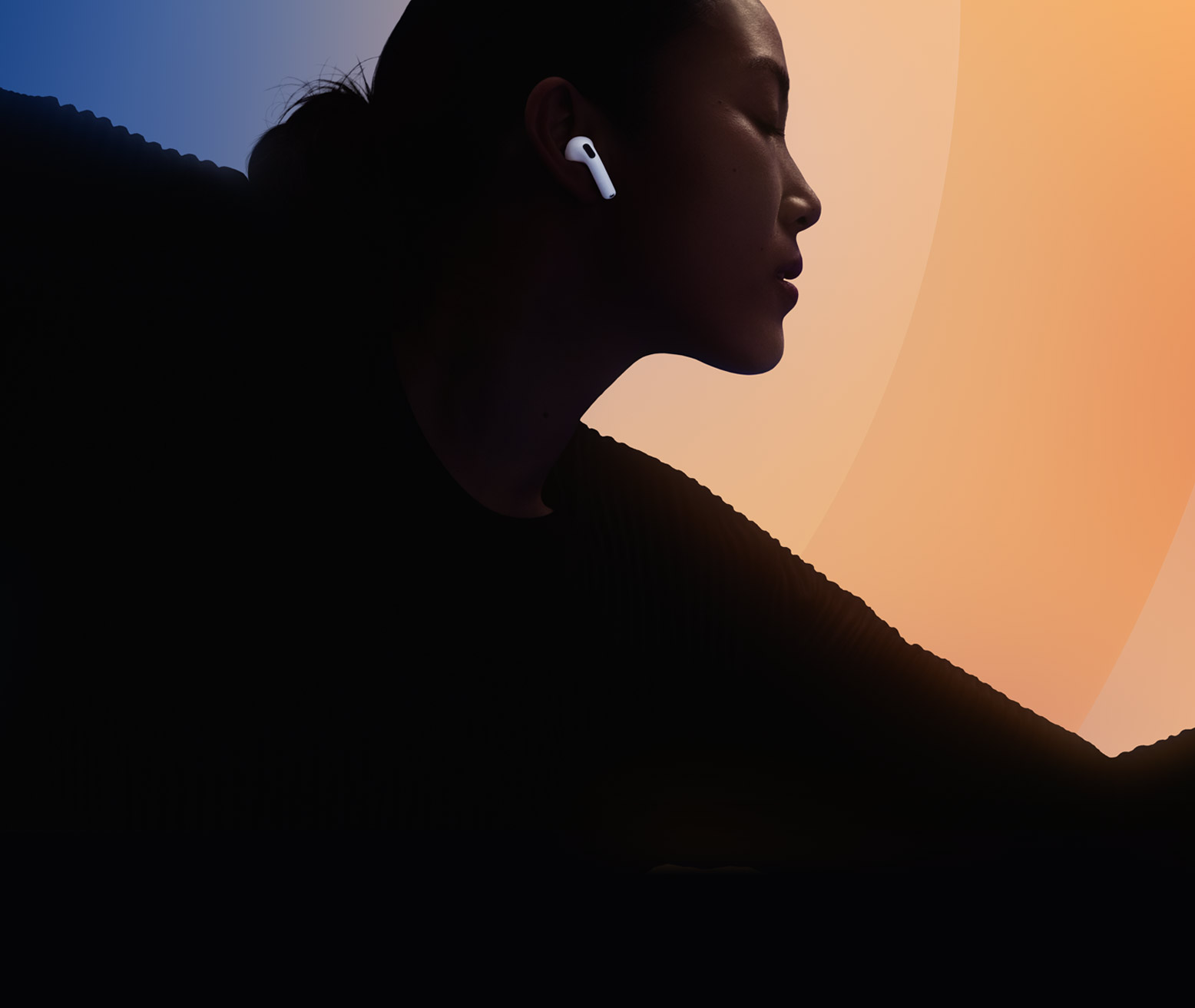 Person mit AirPods 5 im Ohr vor einem farbigen Verlauf