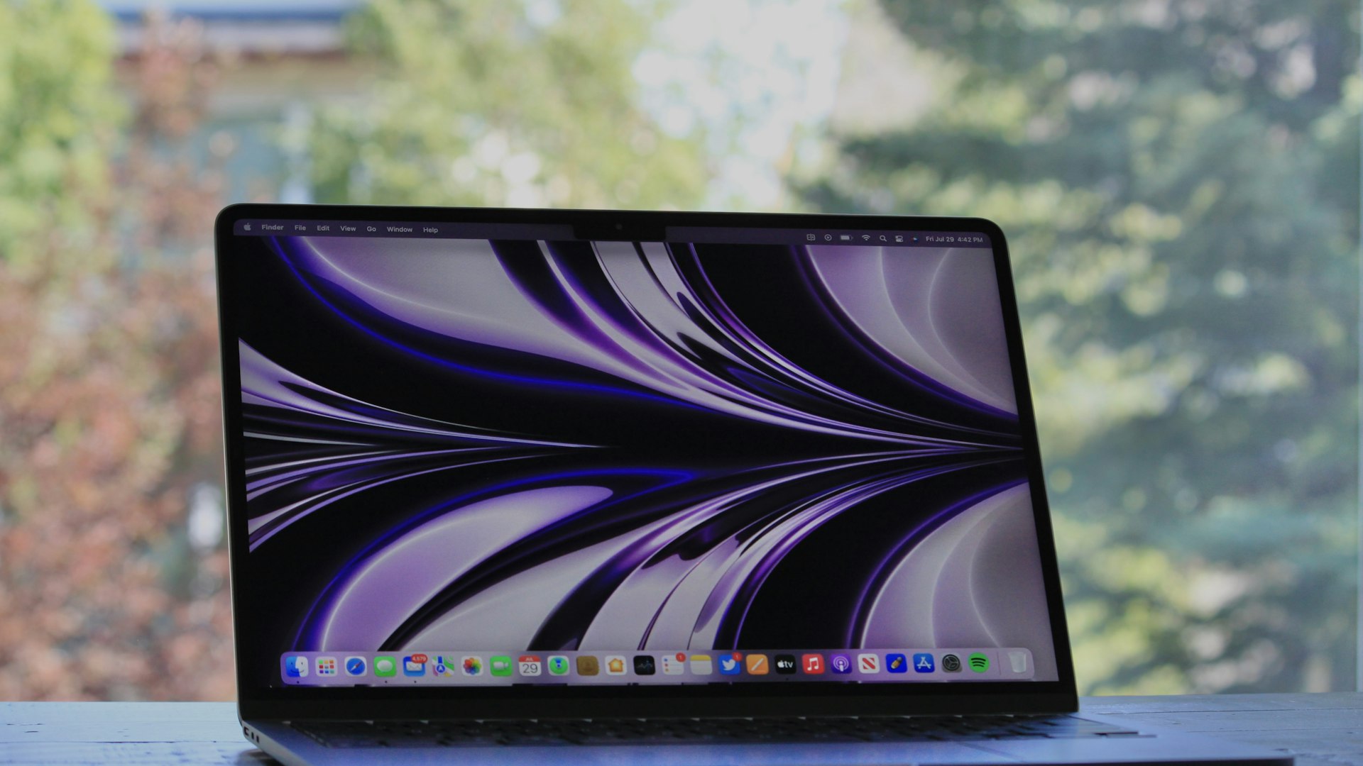 Aufgeklapptes MacBook Air im Freien, Display eingeschaltet