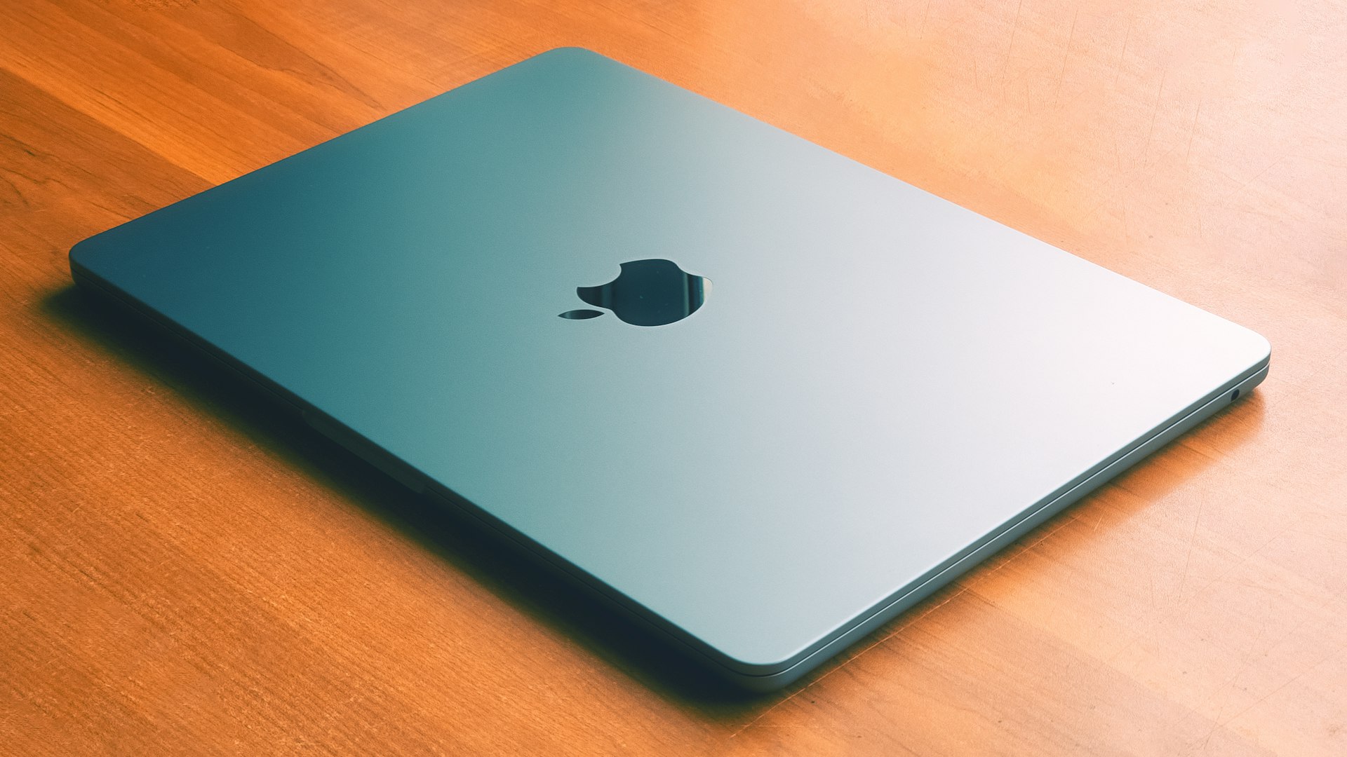 Geschlossenes MacBook Air auf einem Holztisch