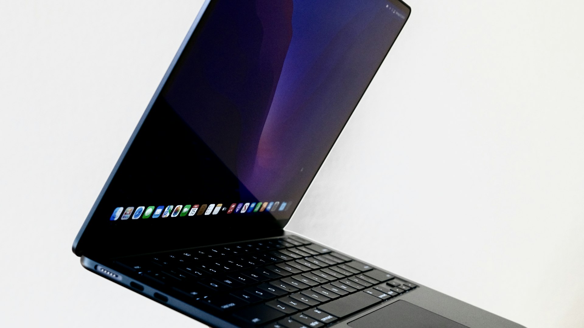 Aufgeklapptes MacBook Air in Mitternacht vor hellem Hintergrund